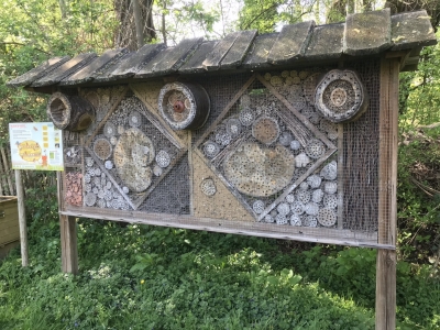 Koka mājiņa ar dažādiem koka un salmu materiāliem, kurā var ziemot kukaiņi.